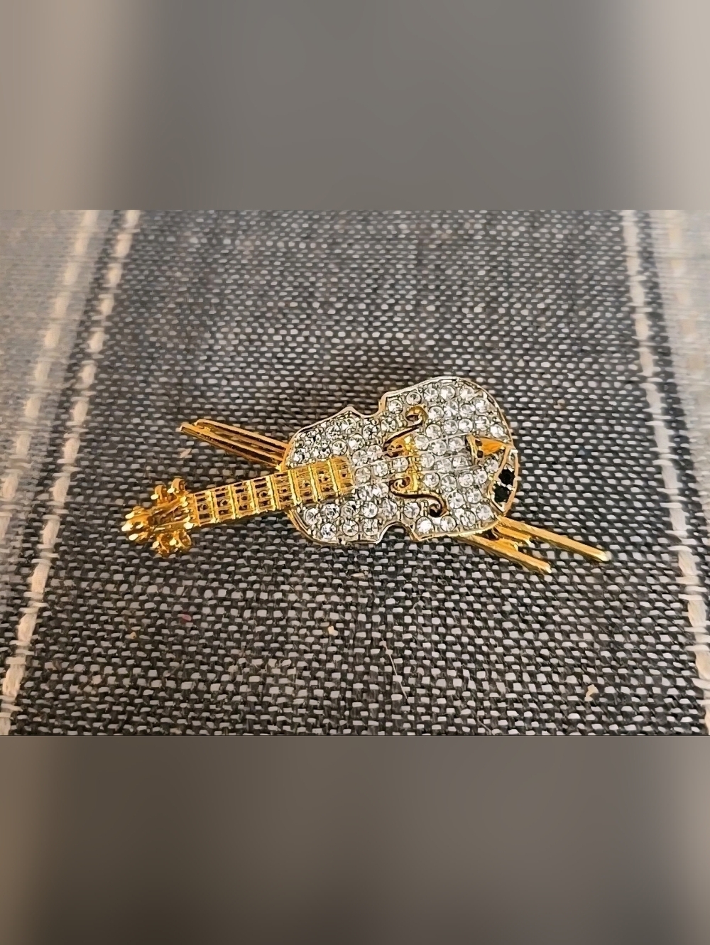 Vintage Butler 🎻 Rhinestone Adorned Violin with Real Strings Gold Tone Brooch